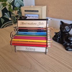 Banc de jardin à crayons colorés
